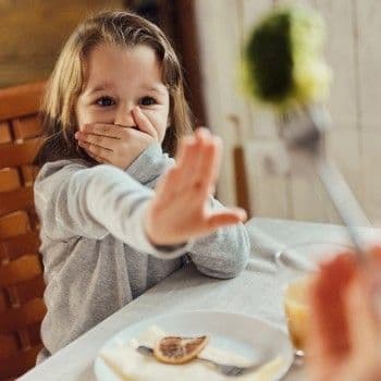 criança recusando alimento